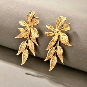 NWT ROMWE gold-tone leaf design earrings.
